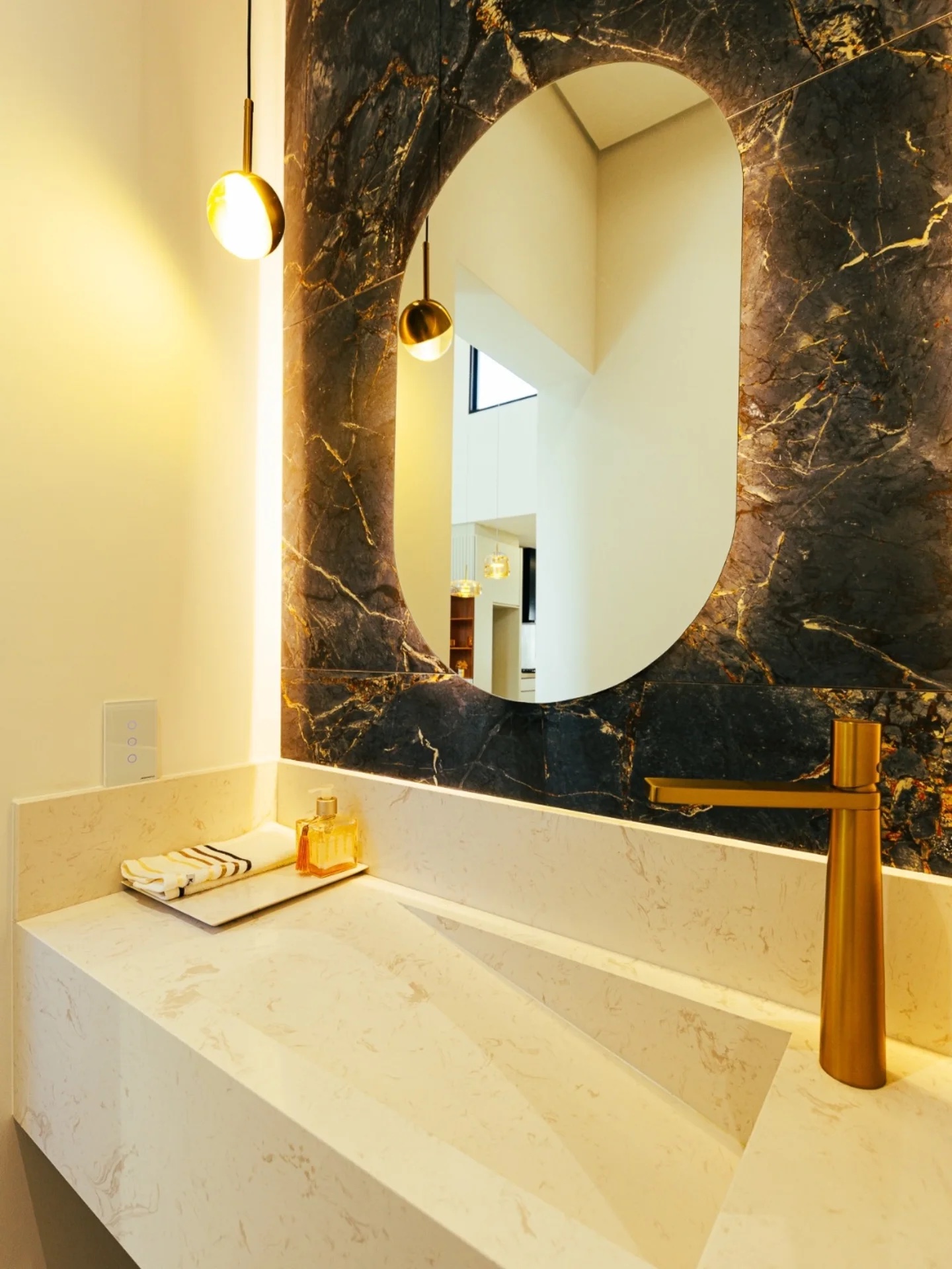 Lavabo com bancada em mármore e metais dourados